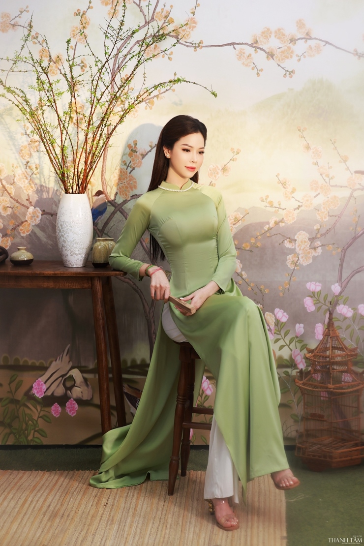 Con dâu tỷ phú Hoàng Kiều khoe vẻ đẹp đậm chất Á đông với áo dài truyền thống - 1