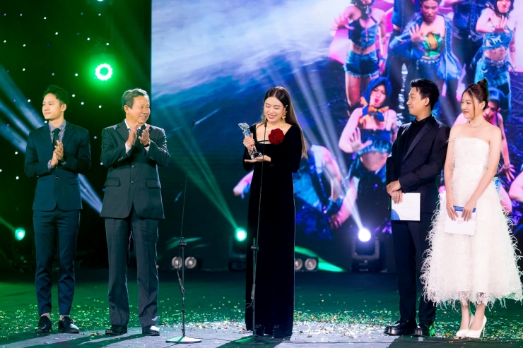 Hoàng Thùy Linh báo tin vui đúng thời khắc Giao thừa, dàn sao đồng loạt chúc mừng - 2
