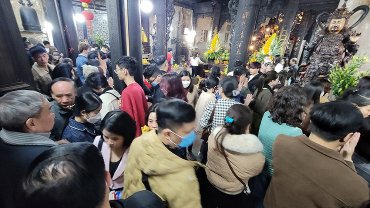 Mùng 2 Tết, Tổ đình Phúc Khánh đông nghịt người dân đi lễ cầu may - 1