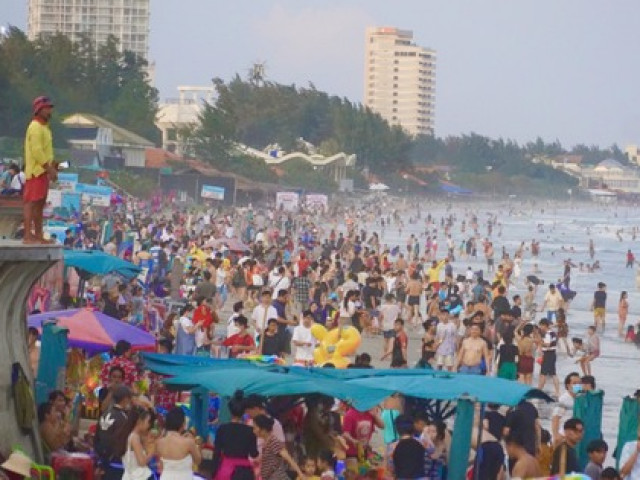Biển Vũng Tàu ken đặc người trong ngày mùng 2 Tết