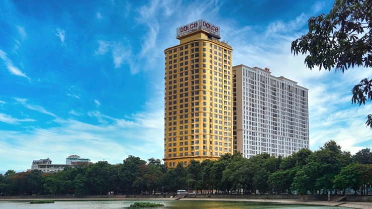 Khách sạn Dolce by Wyndham Hanoi Golden Lake bên bờ hồ Giảng Võ có toàn bộ gạch ốp bên ngoài và nội thất phủ vàng 24K.
