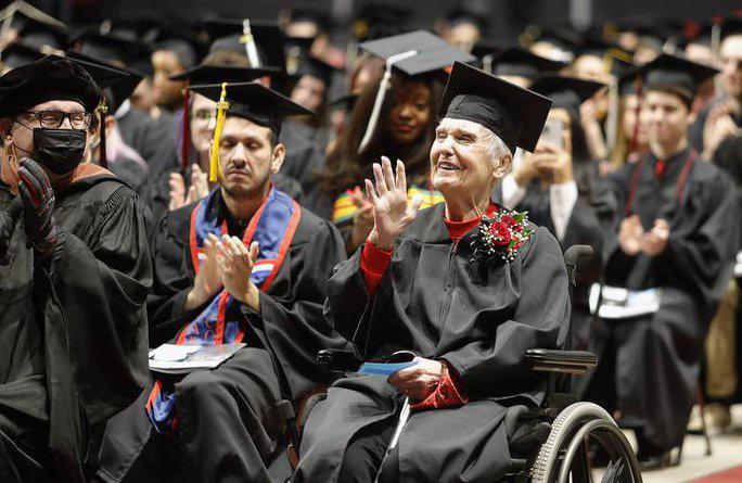 Mất 71 năm để học xong đại học, bà cụ tốt nghiệp ở tuổi 90 - 1