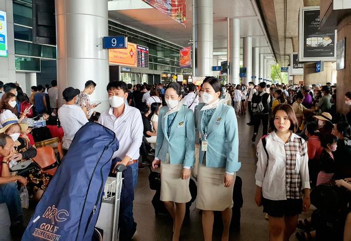 Mùng 4 Tết, sân bay Tân Sơn Nhất đón lượng khách kỷ lục - 1