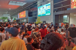 Sân bay Tân Sơn Nhất đông nghịt người đón Việt kiều