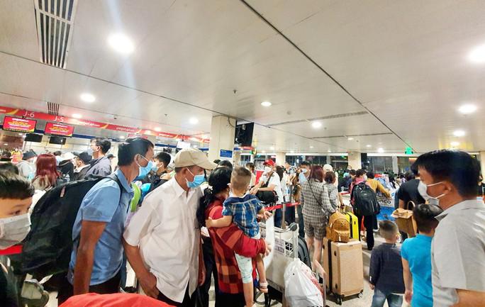 &#34;Biển người&#34; tiếp tục đổ về sân bay Tân Sơn Nhất ngày mùng 5 Tết - 1