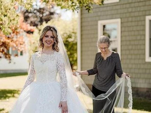 Cô gái 9x rưng rưng khi mặc lại váy cưới ”tuổi đời 60 năm” của bà