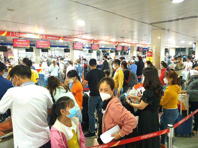 Phá kỷ lục về lượng khách, sân bay Tân Sơn Nhất “căng mình” ứng phó - 1