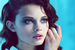 Phát hiện người mẫu Nga sinh năm 1999 có đôi mắt xanh như ngọc