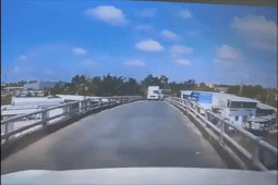 Clip: Hai xe tải không chịu nhường nhịn nhau trên cầu hẹp