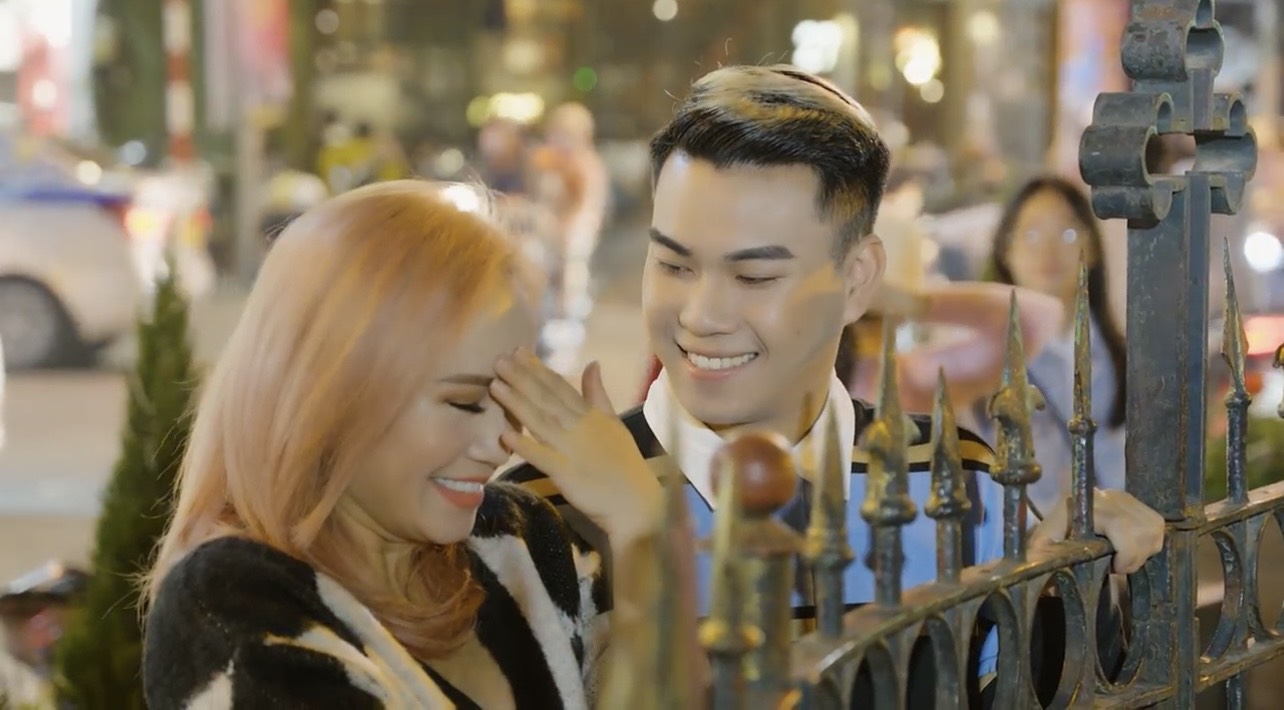 Hoàng Yến &#34;Về nhà đi con&#34; tình tứ bên trai trẻ kém nhiều tuổi - 5
