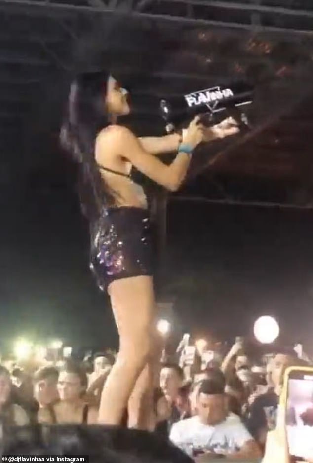 Video: Khoảnh khắc nữ DJ gặp họa khi vô tình tự cầm súng bắn pháo hoa giấy vào mặt - 1