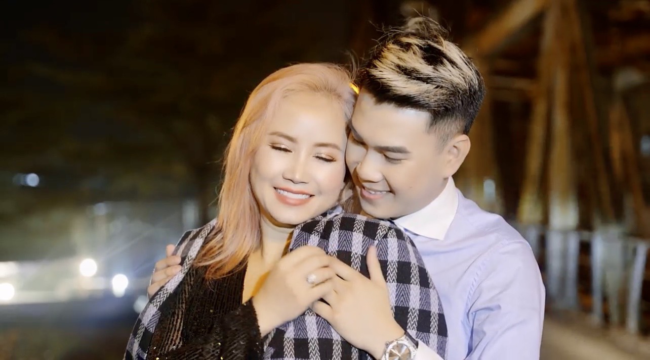 Hoàng Yến &#34;Về nhà đi con&#34; tình tứ bên trai trẻ kém nhiều tuổi - 1