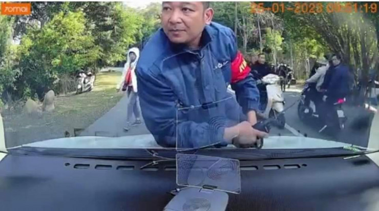Nhảy lên nắp ca pô xe ô tô du khách, một nhân viên ở Yên Tử bị tạm đình chỉ công việc - 1