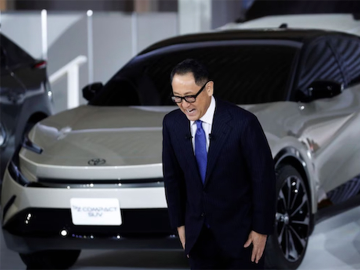 CEO Toyota từ chức vì áp lực vấn đề xe ô tô điện - 1