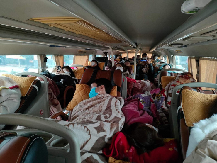Trở lại Hà Nội sau kì nghỉ tết: Người dân ám ảnh cảnh nhồi nhét trên xe khách - 1