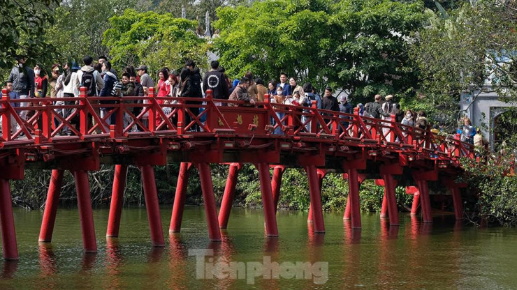 Hồ Gươm đông nghịt người du xuân chụp hình ngày Chủ nhật đầu tiên của năm mới - 3