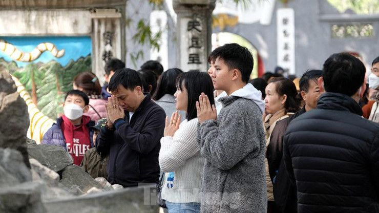 Hồ Gươm đông nghịt người du xuân chụp hình ngày Chủ nhật đầu tiên của năm mới - 5