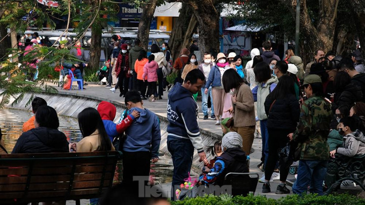 Hồ Gươm đông nghịt người du xuân chụp hình ngày Chủ nhật đầu tiên của năm mới - 6