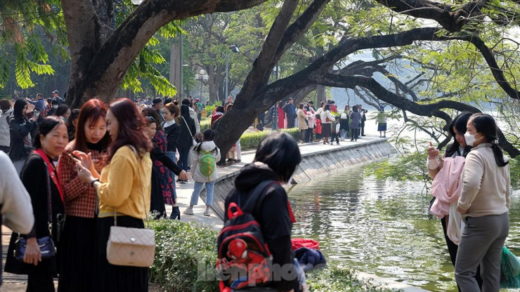 Hồ Gươm đông nghịt người du xuân chụp hình ngày Chủ nhật đầu tiên của năm mới - 4