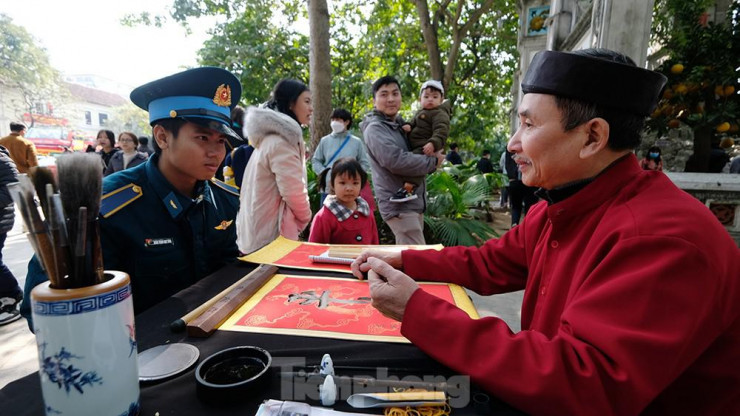 Hồ Gươm đông nghịt người du xuân chụp hình ngày Chủ nhật đầu tiên của năm mới - 9