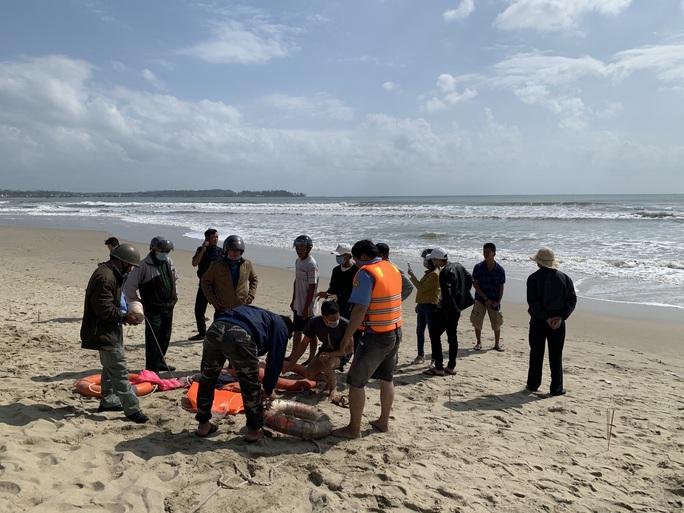 Phát hiện 2 thi thể nghi là người nước ngoài trôi dạt vào bờ biển Quảng Ngãi - 1