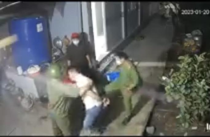 Làm rõ thông tin clip công an xã đánh, đá người đàn ông nhậu say ở Bến Tre - 1