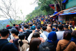 Hàng vạn người đổ về chùa Hương ngày khai hội