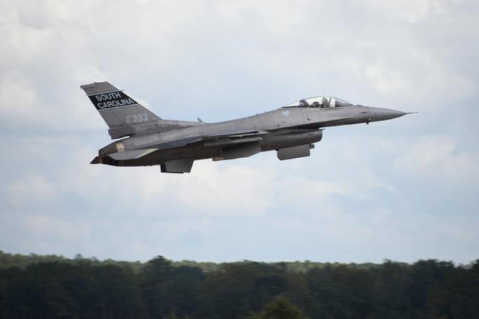 Lầu Năm Góc thúc đẩy “tăng tốc” gửi F-16 cho Ukraine - 1