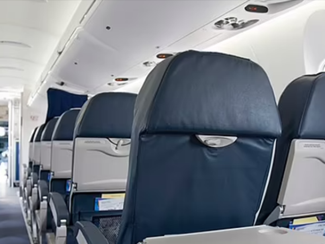 Tiếp viên hàng không tiết lộ nơi ”bẩn hơn cả nhà vệ sinh” trên máy bay