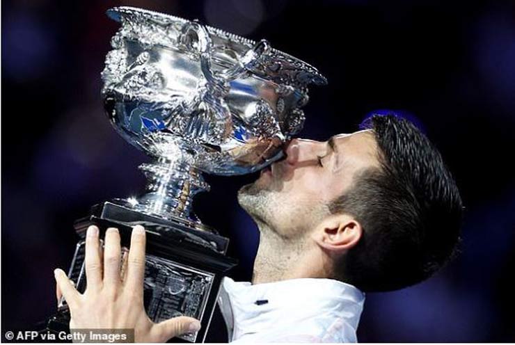 Djokovic vô địch Australian Open: Ăn mừng như sao MU, bắt kịp kỷ lục Nadal - 1