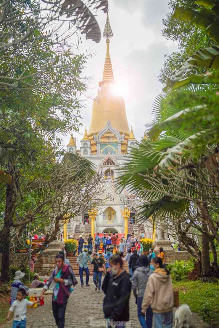 Khách thập phương du xuân tại ngôi chùa 'không nhang khói' tuyệt đẹp ở TPHCM - 4