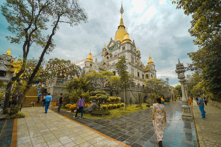 Khách thập phương du xuân tại ngôi chùa 'không nhang khói' tuyệt đẹp ở TPHCM - 8