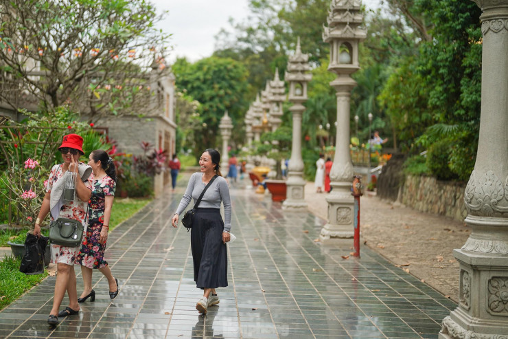 Khách thập phương du xuân tại ngôi chùa 'không nhang khói' tuyệt đẹp ở TPHCM - 10