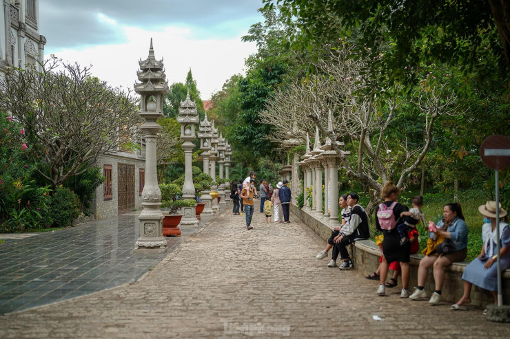 Khách thập phương du xuân tại ngôi chùa 'không nhang khói' tuyệt đẹp ở TPHCM - 9