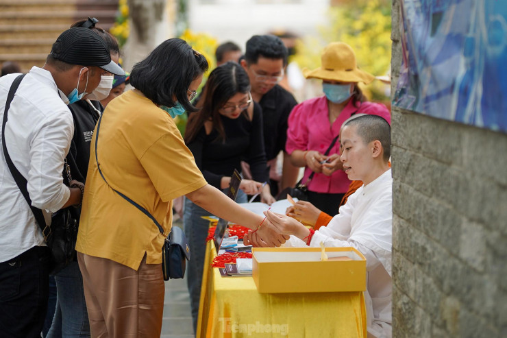 Khách thập phương du xuân tại ngôi chùa 'không nhang khói' tuyệt đẹp ở TPHCM - 13