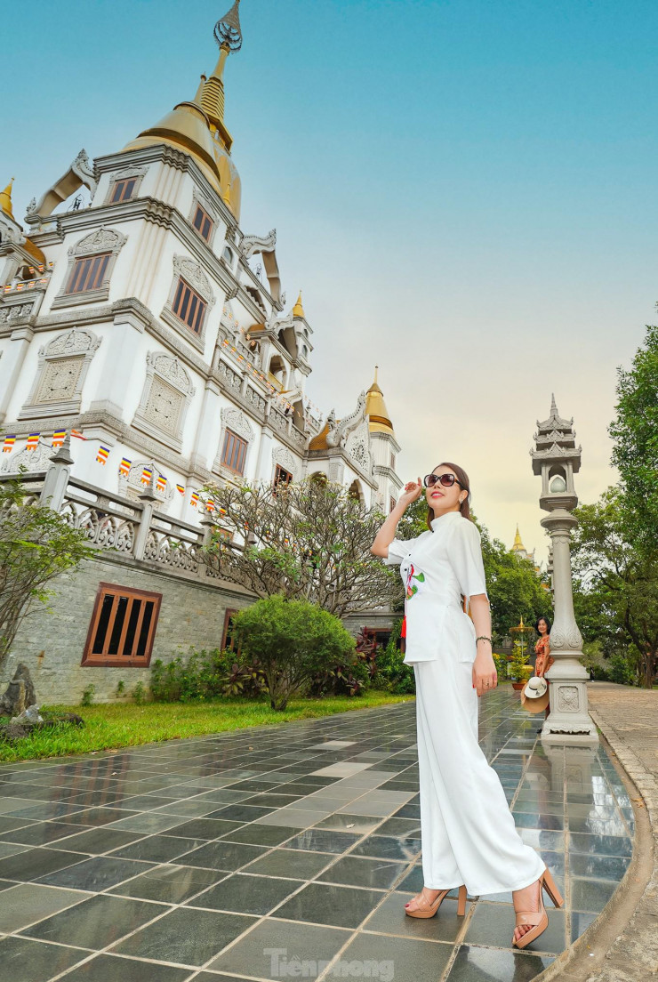 Khách thập phương du xuân tại ngôi chùa 'không nhang khói' tuyệt đẹp ở TPHCM - 16
