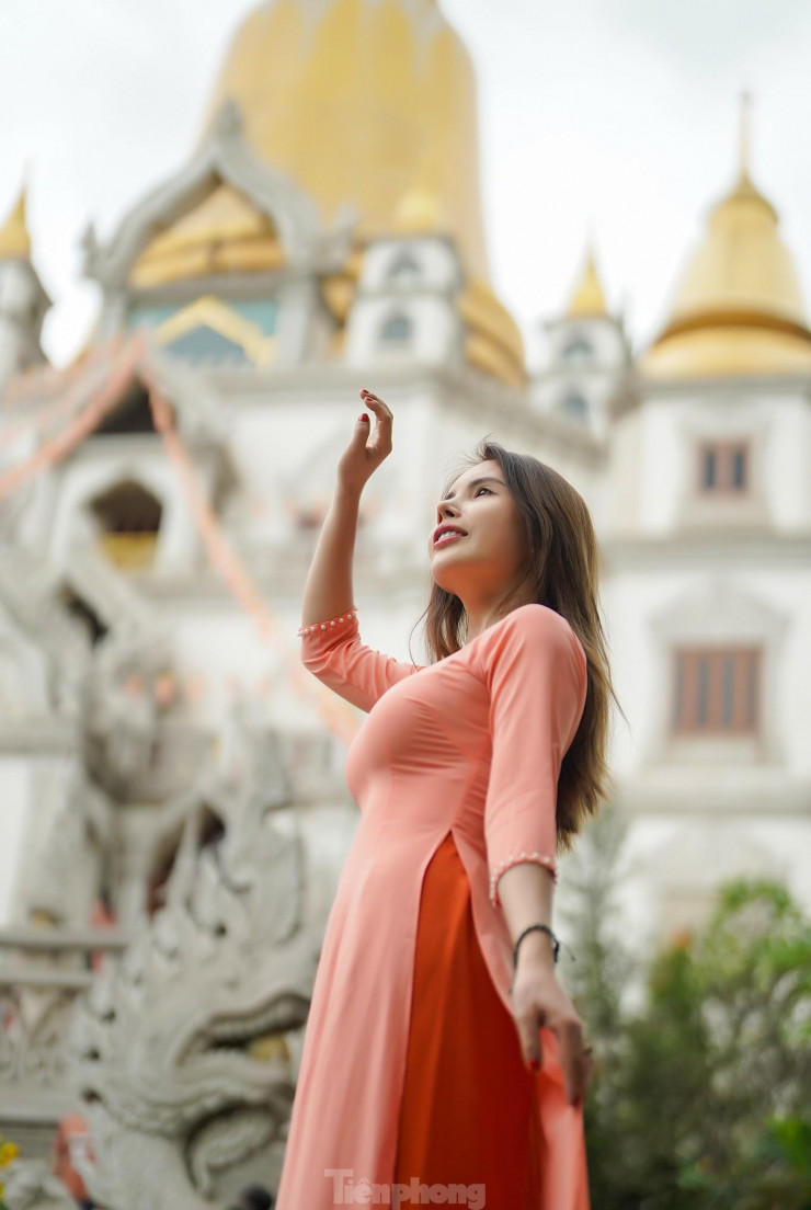 Khách thập phương du xuân tại ngôi chùa 'không nhang khói' tuyệt đẹp ở TPHCM - 17