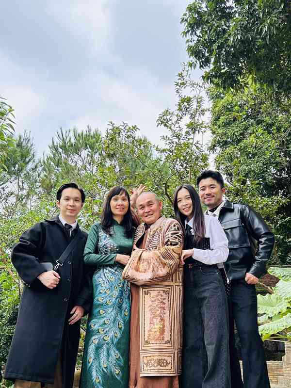 Con gái, con rể lộ diện trong chùm ảnh khoe nhà dịp Tết của Xuân Hinh - 1
