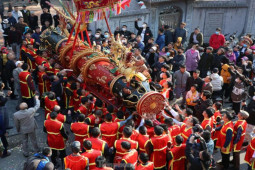 Tưng bừng lễ hội rước pháo khổng lồ ở làng Đồng Kỵ