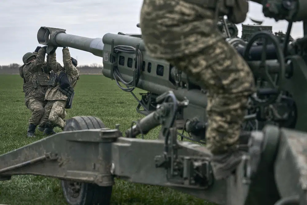 Cách Mỹ giúp lính Ukraine sửa pháo ngay trên chiến trường - 1