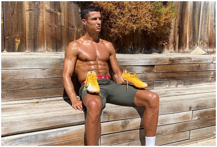 Bí mật suối nguồn tươi trẻ của Cristiano Ronaldo: Cởi trần giữa trưa nắng - 1