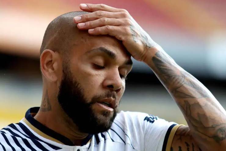 Dani Alves noi gương Ronaldinho chơi bóng trong tù, không sợ tội hiếp dâm - 1