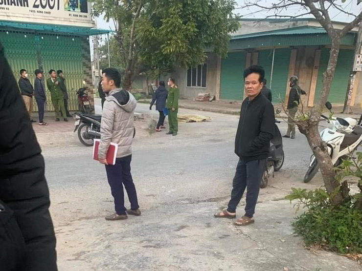 Dùng dao sát hại bác rồi leo lên nóc miếu “cố thủ” - 1