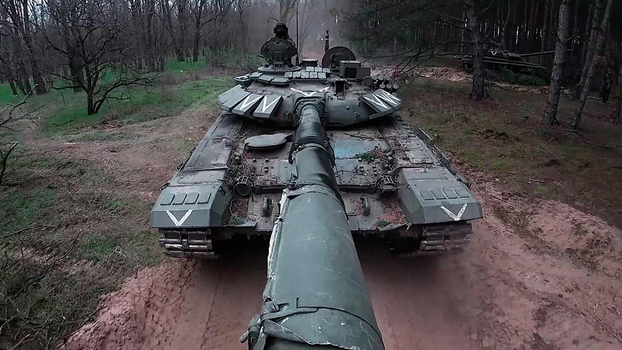 Kíp lái xe tăng T-72 Nga ở Ukraine tuyên bố sẵn sàng đối đầu xe tăng Leopard 2, Abrams - 1