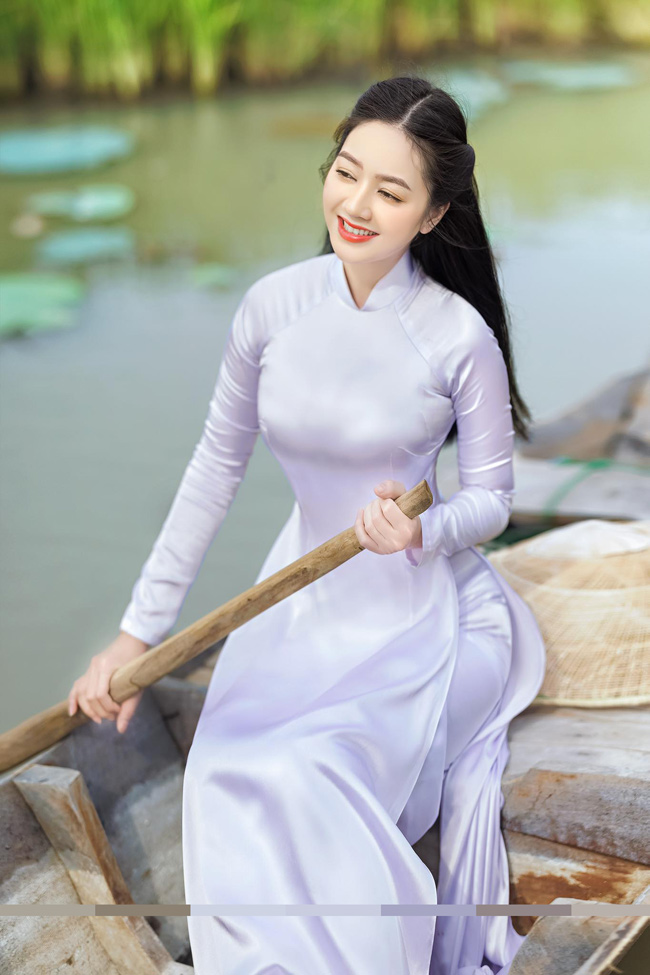 Lê Vũ Quỳnh Trâm (sinh năm 1995) nổi tiếng trong giới trẻ Việt với hàng loạt bộ ảnh áo dài đẹp lung linh. 
