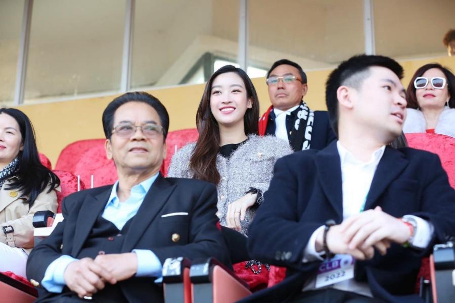Giản dị đi xem bóng đá cùng chồng chủ tịch, Đỗ Mỹ Linh vẫn bừng sáng vẻ xinh tươi - 1