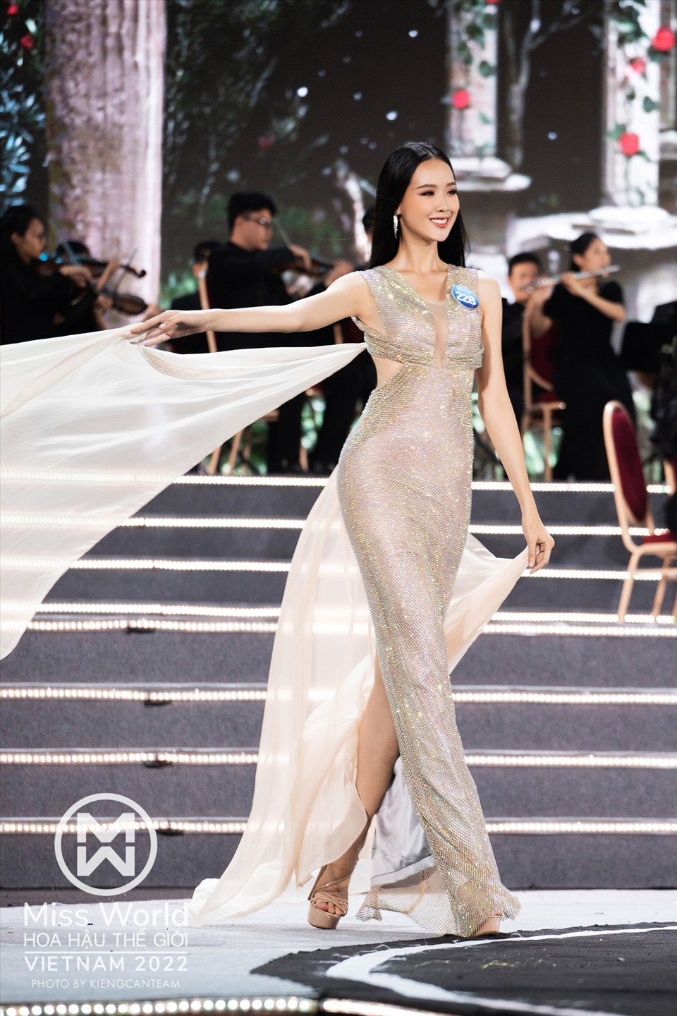&#34;Hoa hậu cao hơn Mai Phương Thúy&#34; diện áo dây khoe võng lưng yêu kiều - 8
