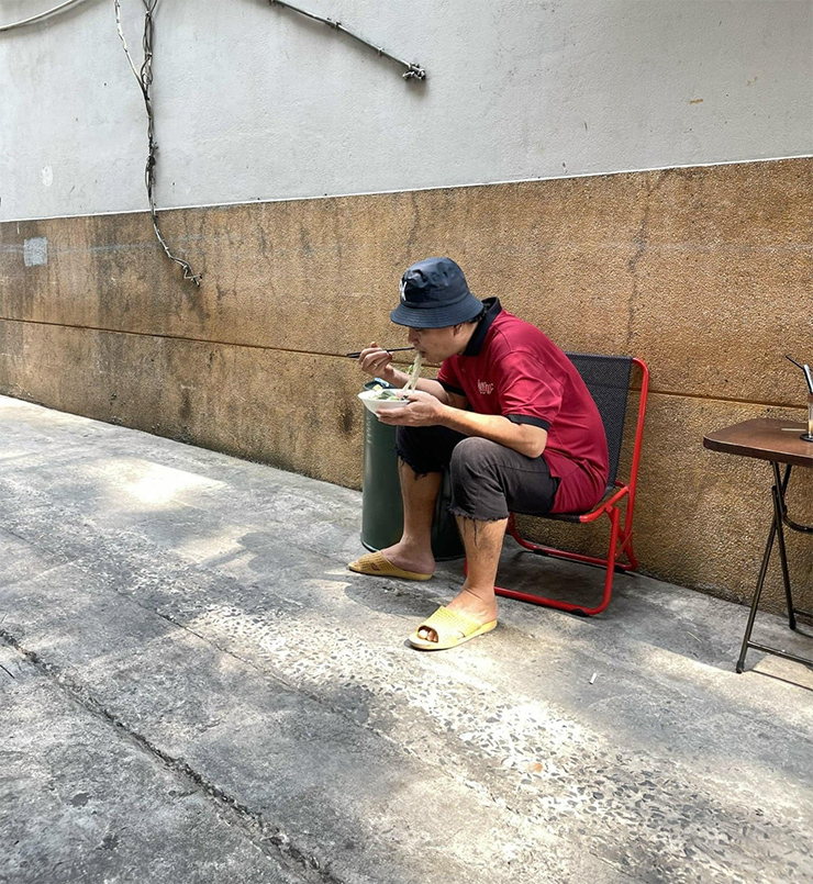 MC Quyền Linh khoe cả hộp vàng thần Tài, khắc 6 chữ đặc biệt - 4