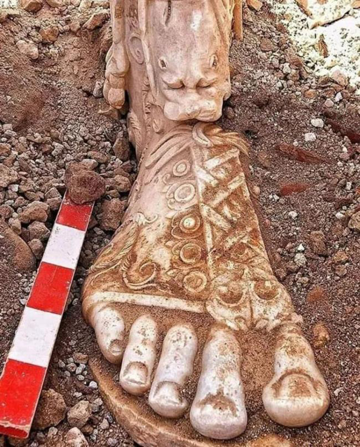 Bàn chân của bức tượng Hoàng đế La Mã Marcus Aurelius (trị vì 161-180 sau Công nguyên) được phát hiện ở Sagarasos, Thổ Nhĩ Kỳ năm 2008.
