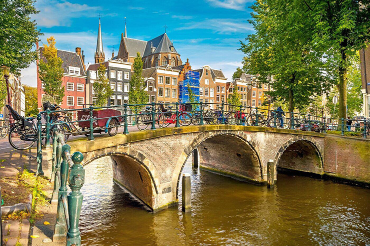 Amsterdam, Hà Lan: Amsterdam có lẽ thành phố nổi tiếng nhất với những con kênh, chỉ sau Venice. Nhưng điều làm cho Amsterdam trở nên độc đáo là cách các con kênh dài được sắp xếp bao quanh một quảng trường hoặc lâu đài chính.
